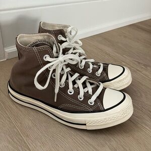 Converse high top size 6 women’s/ 4 men